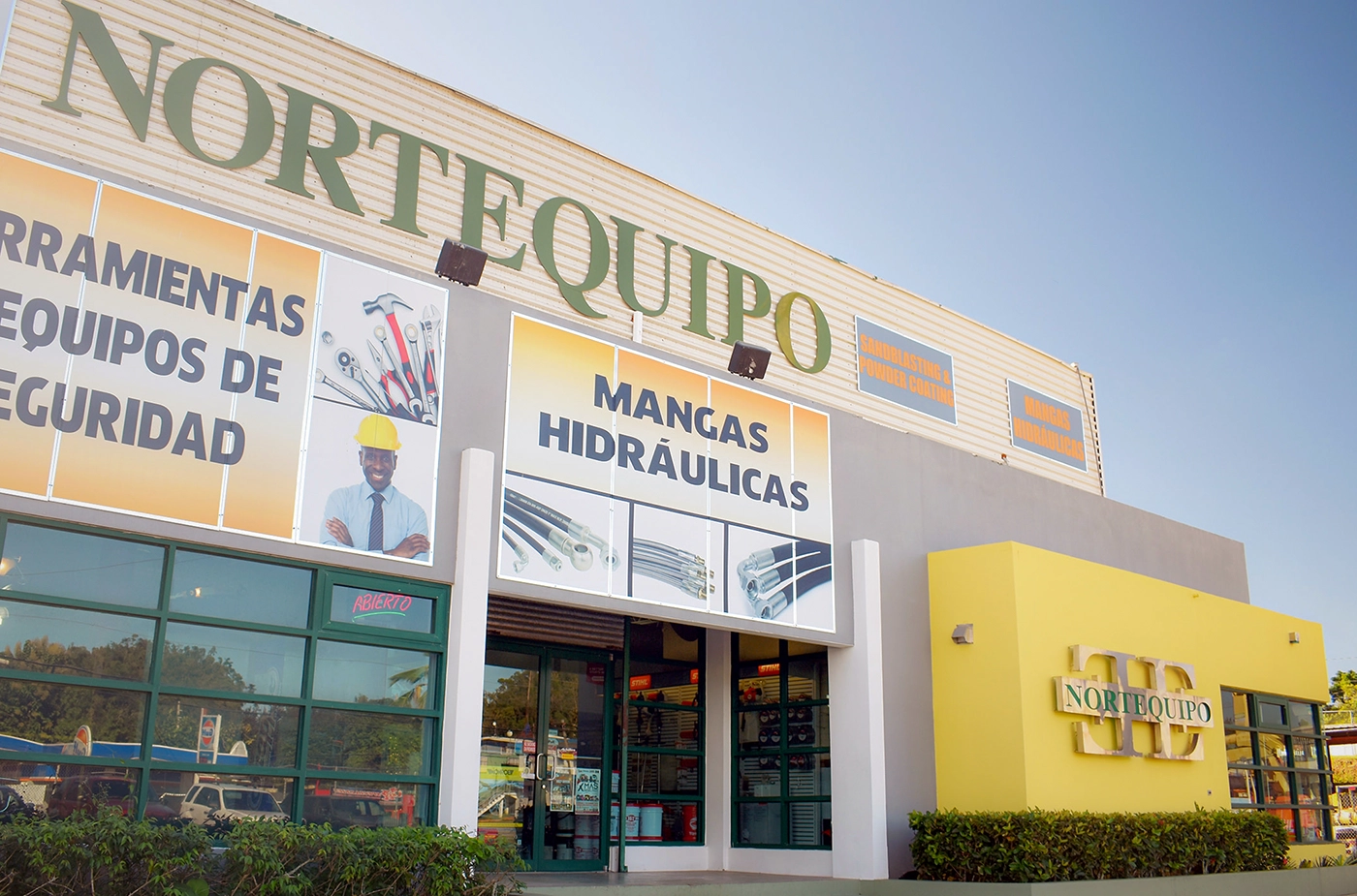 The nortequipo retail building pictured on a bright sunny day